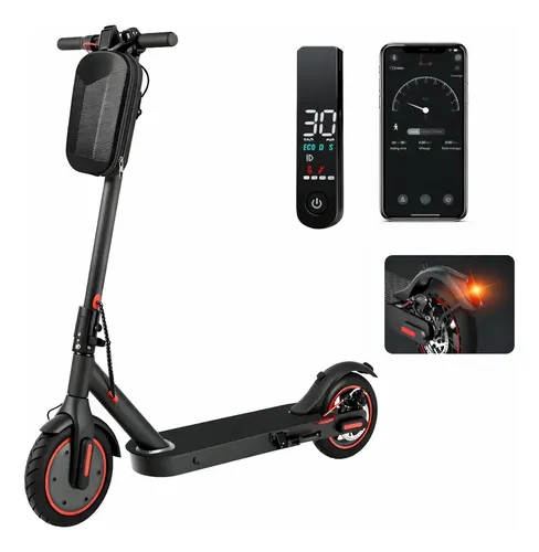 Vista frontal de um patinete elétrico preto dobrável com uma bag preta presa ao guidão, um display LCD, um smartphone exibindo um aplicativo e um close-up da luz traseira.