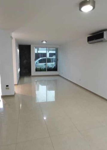 Townhouse En Alquiler El Castaño