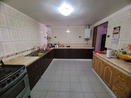 Casa Con Amplios Espacios, En Pasaje Cerrado