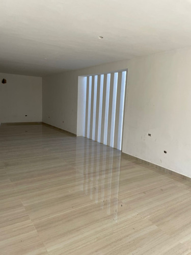 Local En Alquiler En La Viña, Ideal Para Tienda De Ropa Deportiva, Consultorio Y Más Jp17
