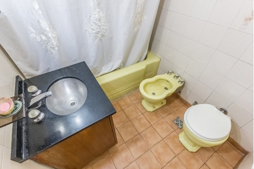 Ph En Piso Con Entrada Independiente De 3 Ambientes, Con Patio, Balcón, Cochera Y Terraza En Venta En Boedo, Caba.