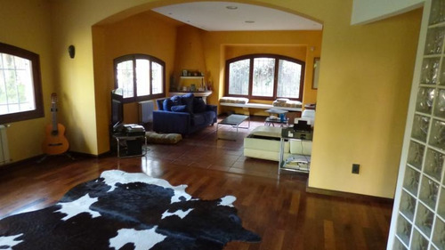 Hermosa Casa Con Todos Los Servicios Con Gran Parque Verde.