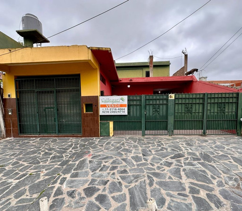 Casa En Venta De 4 Ambientes Con Parque En Berazategui