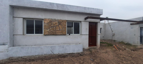 Casa En Venta De 2 Dormitorios C/ Cochera En Luzuriaga