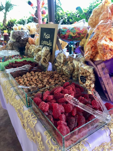 Decoración Con Globos, Mesas Y Barras De Dulces Y Botanas.
