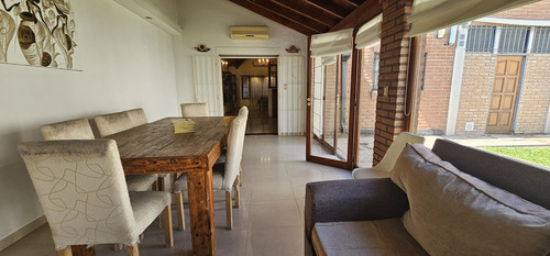 Casa Estilo Chalet 5 Ambientes Con Quincho, Pileta Y Cochera En Palomar