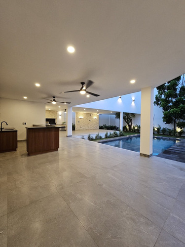 Residencia De Lujo En Venta Ubicada En La Privada Bosques De Altabrisa, Merida.