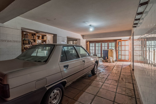 Casa · En Venta · 2 Plantas, 6 Ambientes · Con Amplio Terreno A Refeccionar · Castelar