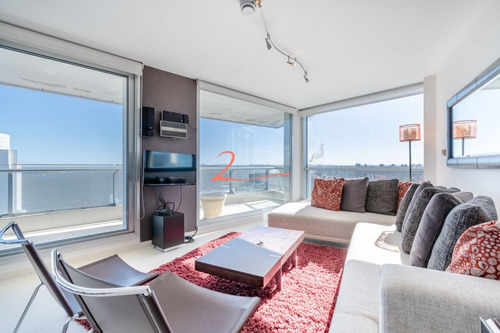 Venta De Apartamento Piso Alto A Pasos De Playa Mansa, Tres Dormitorios Más Servicio- Ref: 5332