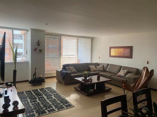 Apartamento Con Buenos Espacios. Sector Residencial, Tranquilo. Bien Iluminado. Varias Vías De Acceso. 