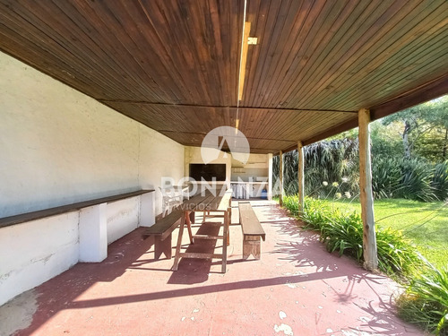Casa En Venta. Piriápolis, Bella Vista. 4 Dormitorios, 3 Baños. 3052 M² De Terreno. A 200m De La Playa.