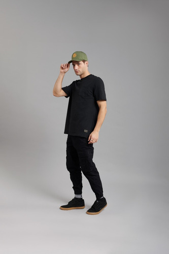 Imagen 3 de 7 de Remera Vicus Davy Negro