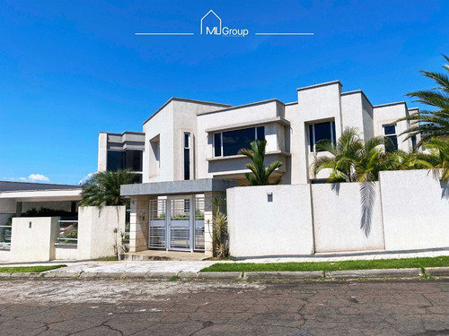 Imagen 10 de 21 de M&l Group, Vende Moderna Y Amplia Casa En Villa Antillana