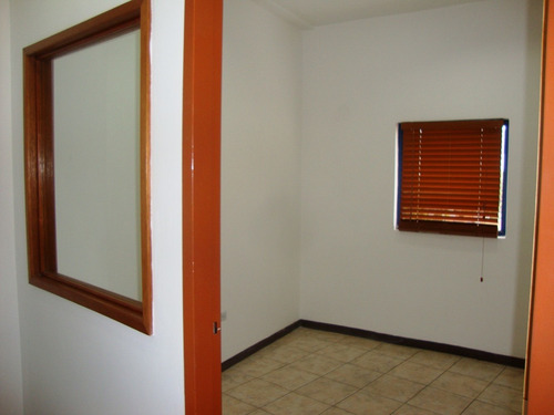 Imagen 11 de 14 de Oficina De 50 Mts2, Área De Recepción ,3 Cubículos, 1e - 1b