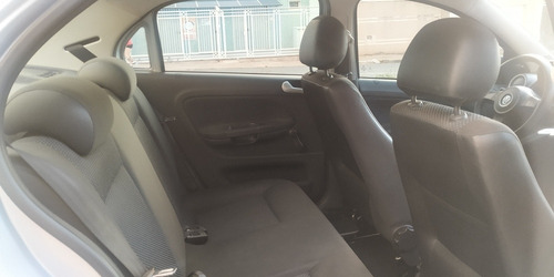 Imagem 4 de 9 de Volkswagen Voyage 2016 1.6 Msi Trendline Total Flex 4p