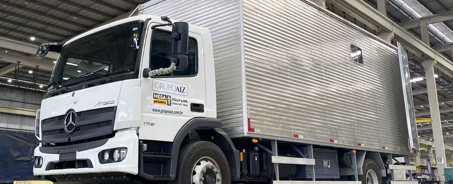 Caminhão Mb Atego 1719 4x2 25/25baú Oficina 7m