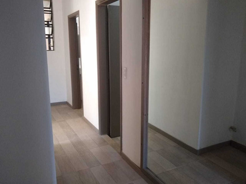 Casa Con Patio, 4 Dormitorios, 2 Baños.
