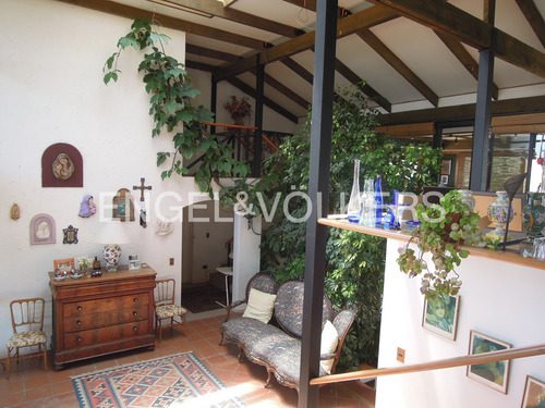 Casa Con Vista Soñada En Altos De Santo Domingo.