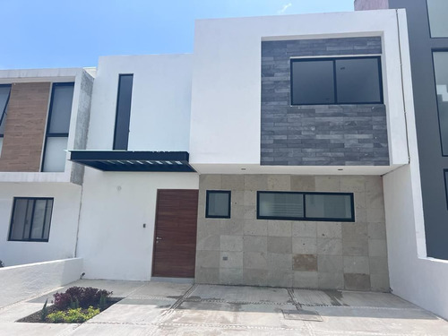 Casas En Venta En Juriquilla San Isidro, 3 Recamaras, Jardín