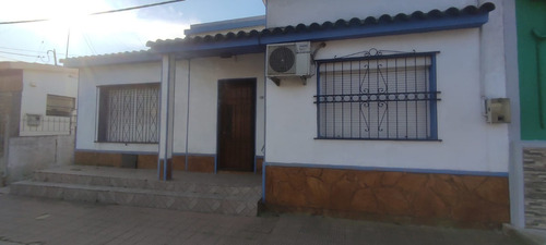 Casa En Barrio Familiar, Con Otra Al Fondo