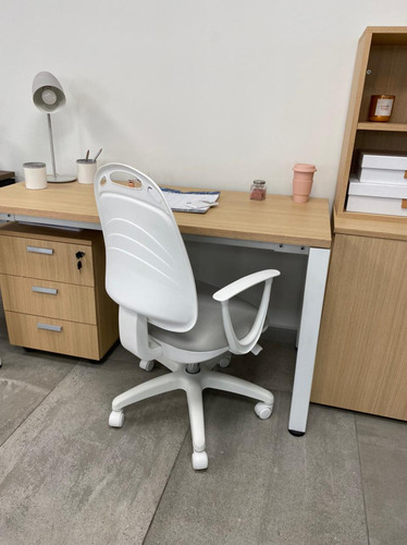 Silla de escritorio de Outlet Diva ergonómica gris perla y blanca con tapizado de marathon