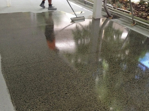 Imagen 4 de 6 de Poliuretano Base Agua Rustoleum Concretos Y Maderas 3.785 Lt