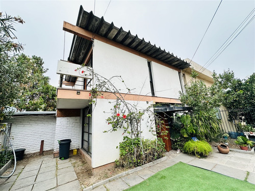 Casa En Venta De 5 Dorm. En Ñuñoa