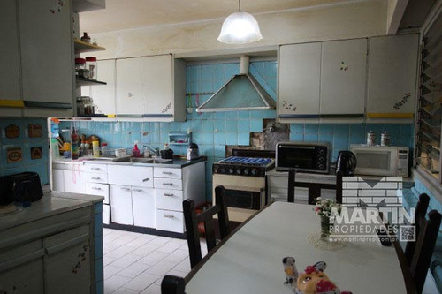 Casa Sobre Lote De 838 M2, Con Gran Parque Y Pileta - La Lucila, Excelente Ubicación