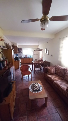 Imagen 3 de 12 de Casa En Venta De 3 Ambientes C/ Cochera En Quilmes