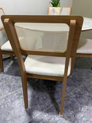Mesa Redonda,4cadeiras,bege/branco Com Detalhes Em Palhas.