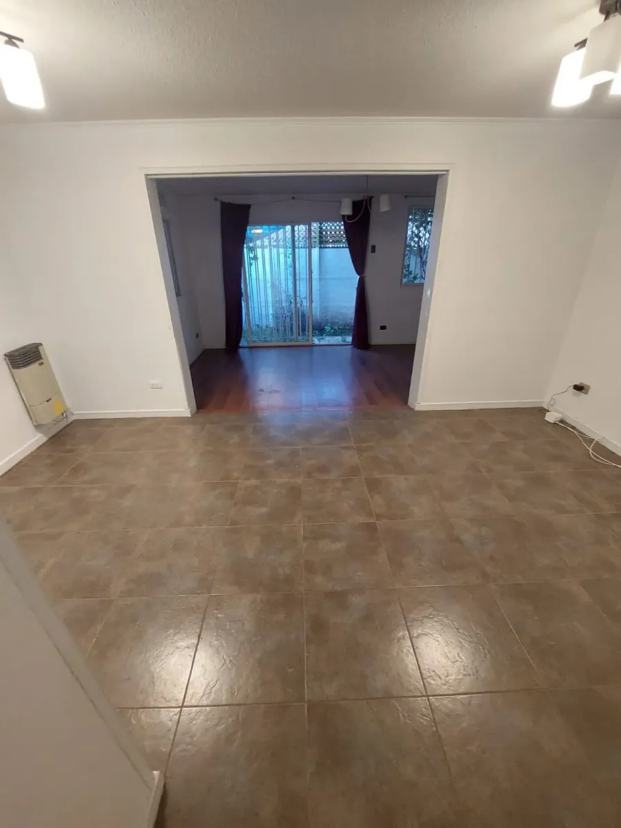 Imagen 2 de 20 de Amplia Casa 3 Dormitorios, 2 Baños Living-comedor Separados