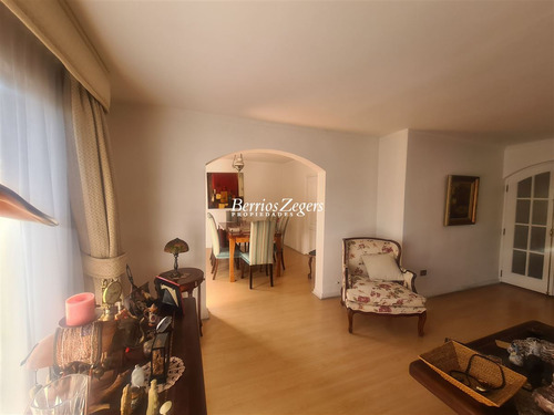 Casa En Venta De 5 Dorm. 3 Baños Mas Servicios En Las Condes