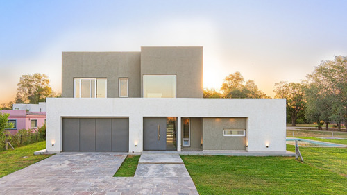 Casa Construida A Estrenar Canning Barrio La Magdalena