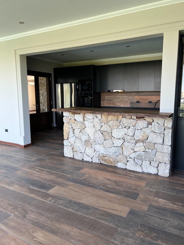 Espectacular Casa En Barrio Riberas, Puertos, Escobar De Estilo Toscano De Construcción Súper Sólida Y Exquisitas Terminaciones