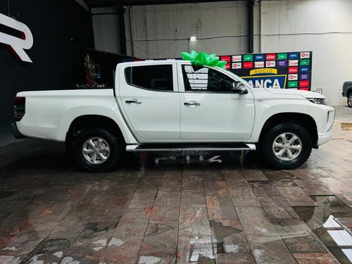 Mitsubishi L200 2.4 Cabina Doble 4x2 Mt