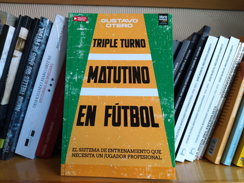 Triple Matutino En El Fútbol. Entrenamiento De Profesional