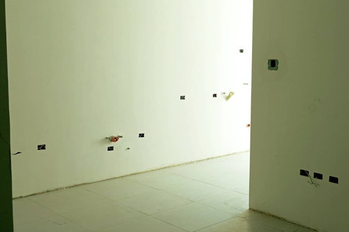 Lujoso Apto Triplex En La Castellana Con Sofisticada Tecnologia Y Un Paisajismo De Ensueño