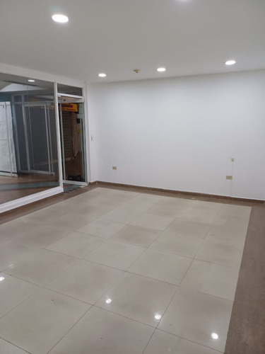 Local En Alquiler De 32m2 Con Baño , Camino Real, Barcelona