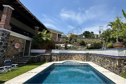 Casa En Esquina Con Acceso A Dos Calles, Alberca Y Vista Panorámica En Las Brisas, Temixco, Morelos