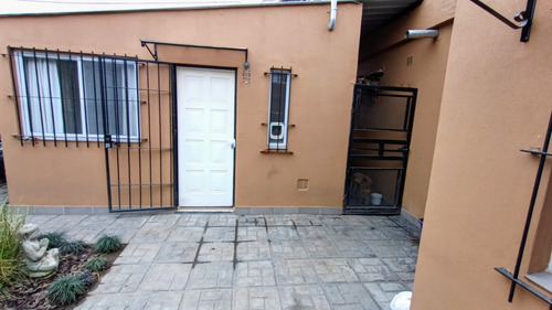 Casa De 3 Ambientes Reciclada A Nuevo En Ituzaingo - Excelente Ubicacion A 200 Metros De Acceso Oeste