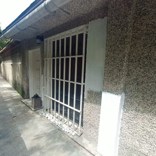 Se Alquila Habitación Con Baño Privado Amoblada, Con A/a Y Con Tv, En El Boulevard Del Cafetal.
