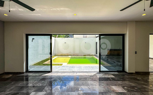 Casa En Venta En Mérida En Privada Soluna, Temozón Norte