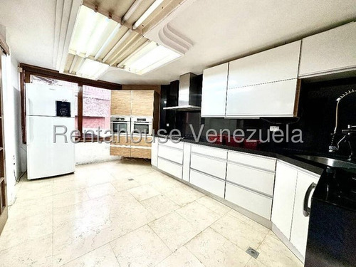 Fredxia Castillo Vende Amplia Casa, Amoblada Y Con Piscina En La Avenida Los Abogados De Barquisimeto # 25-11394