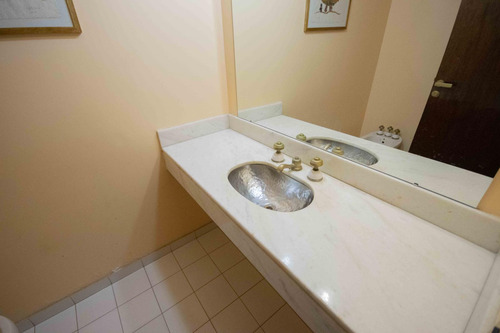 Casa De 5 Ambientes Escritorio, Playroom Y Dependencia De Servicio En Venta, En La Lucila.