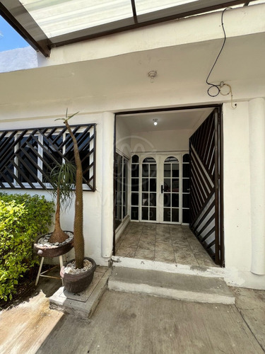 Casa En Venta En Col. Cuauhtemoc De Un Solo Nivel Con Jardín