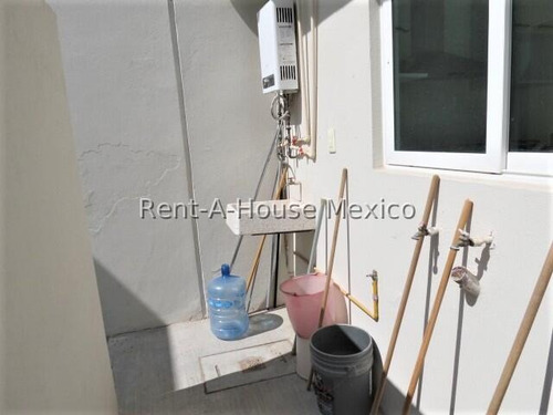 Zibata - Renta. Casa De 3 Recamaras Con Baño Cada Una | Io