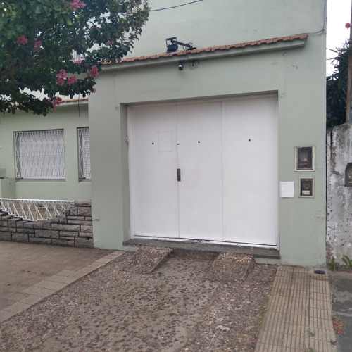 Imagen 1 de 18 de Local Amplio Con Oficina Con Baño Y Dos Vestuarios Con Baños Fondo Libre Con Parrilla.