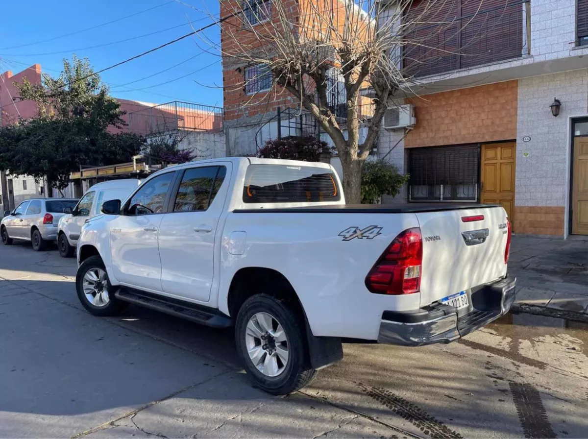 Toyota Hilux 2.8 Cd Srv 177cv 4x4 At