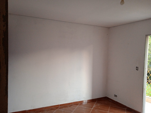 Casa Com Garagem 3 Cômodos Com Banheiro