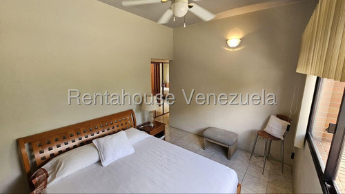 En Venta Hermosa Casa En Excelente Ubicación En Los Samanes 25-17999